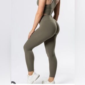New Paragon fit wear Reluna original Sculptseam leggings. Color Everglades. Med